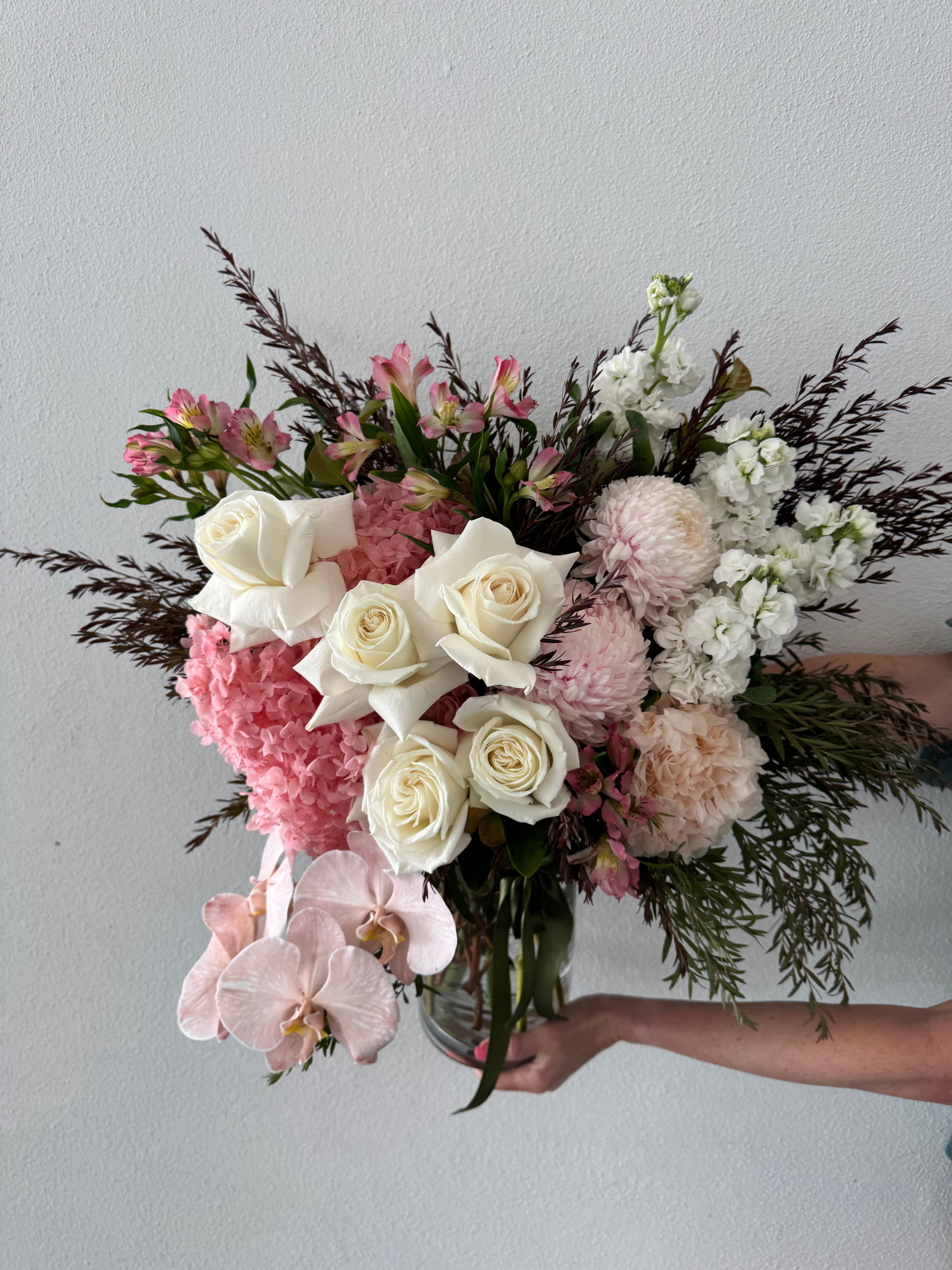 Native flower with white roses with transparent pot